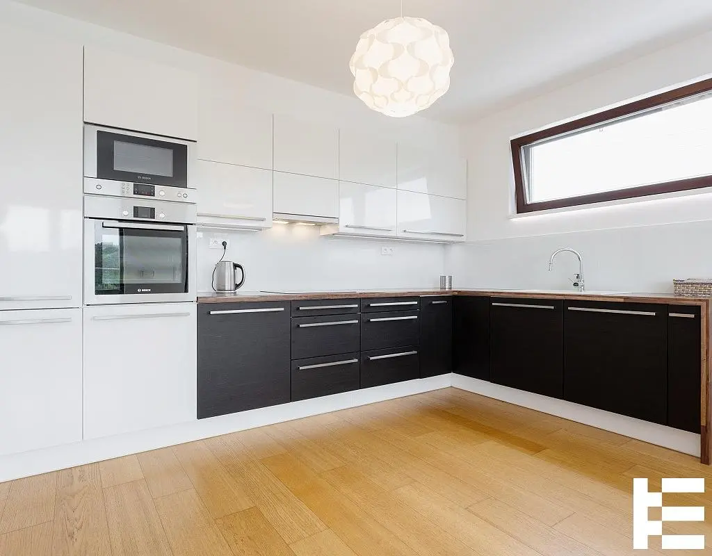 Cozinha; eletrodomésticos, chão de madeira, luz natural, estilo moderno