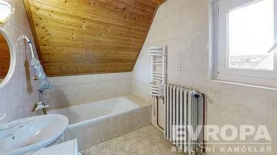 Cozinha; eletrodomésticos, chão de madeira, luz natural, estilo moderno