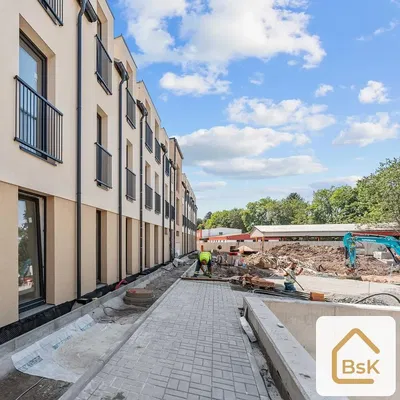 Кухня; кухненски уреди, дървен под, естествена светлина, модерен стил