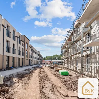 Кухня; кухненски уреди, дървен под, естествена светлина, модерен стил