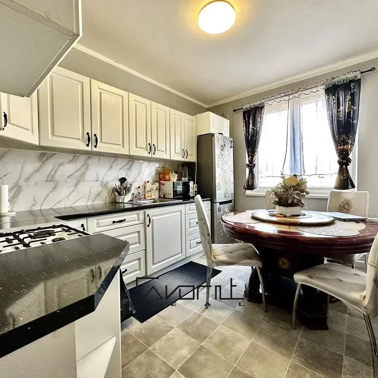 Mutfak; mutfak aletleri, ahşap zemin, doğal ışık, modern stil