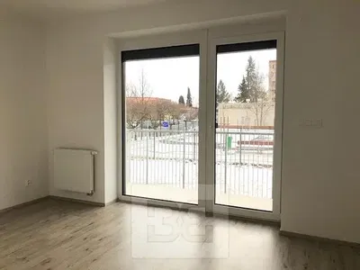 Cozinha; eletrodomésticos, chão de madeira, luz natural, estilo moderno