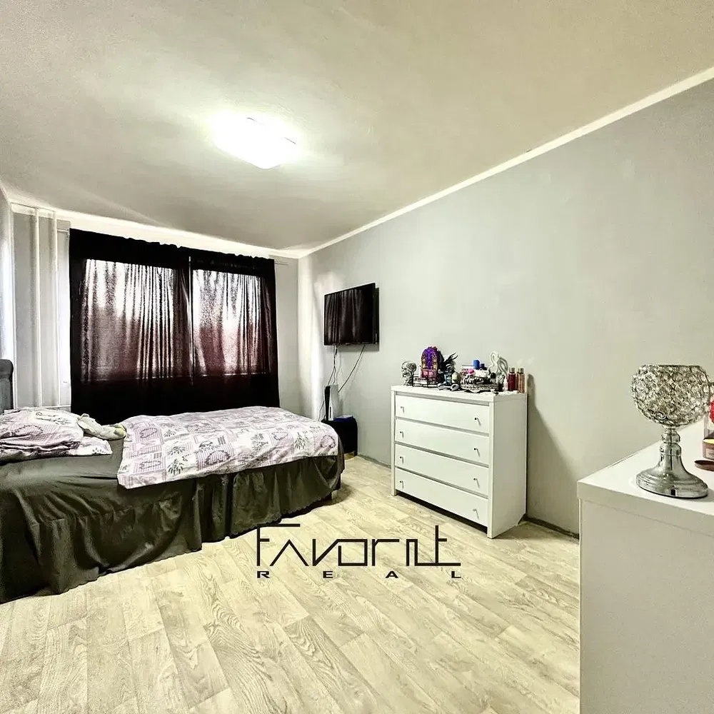 Mutfak; mutfak aletleri, ahşap zemin, doğal ışık, modern stil