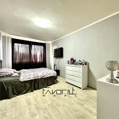 Mutfak; mutfak aletleri, ahşap zemin, doğal ışık, modern stil