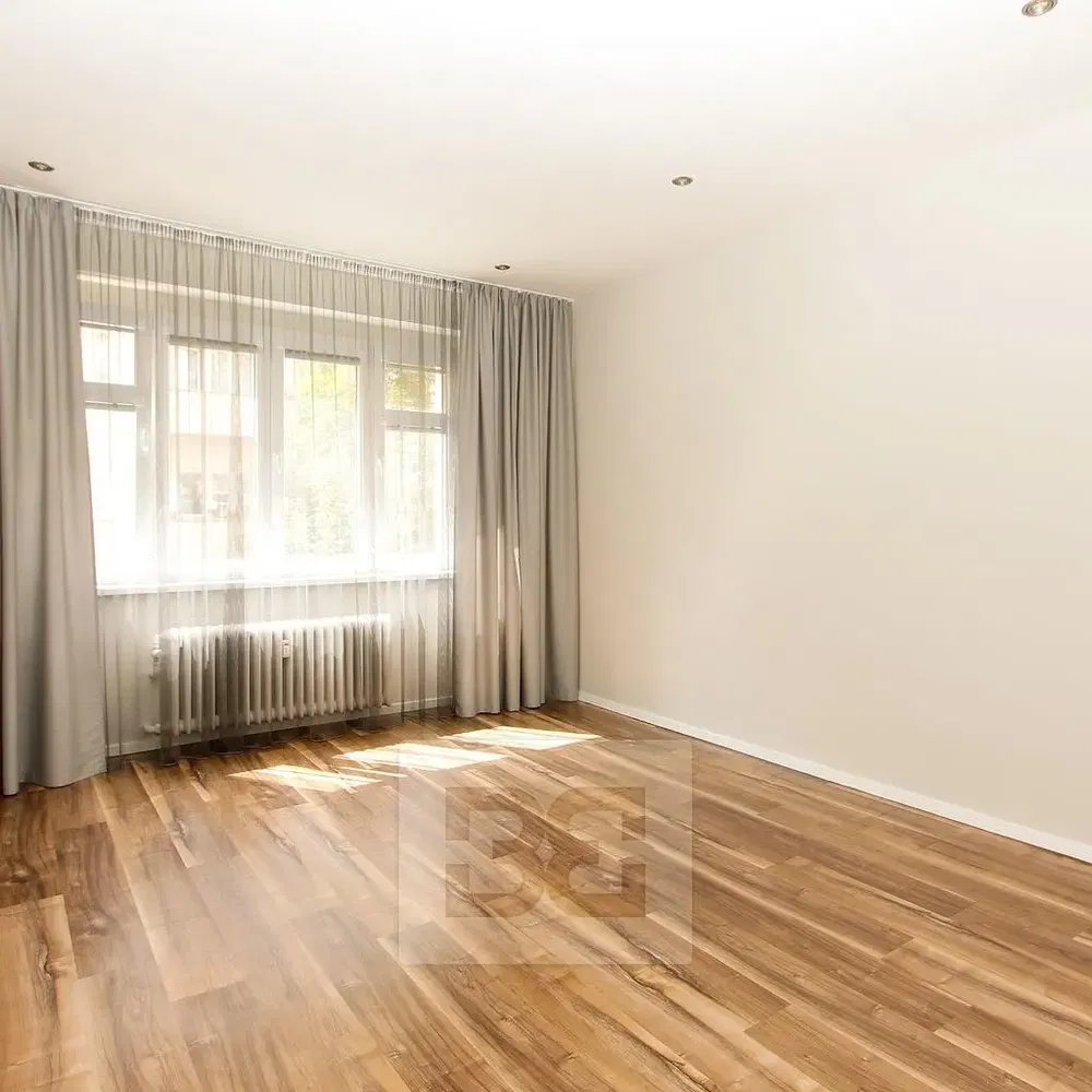 Кухня; кухненски уреди, дървен под, естествена светлина, модерен стил