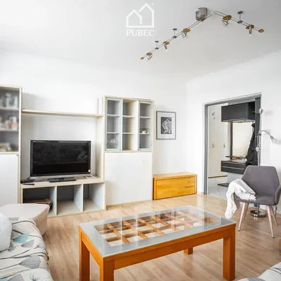 Kuchyně; kuchyňské spotřebiče, dřevěná podlaha, přirozené světlo, moderní styl