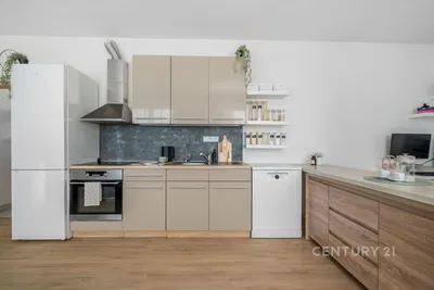 Кухня; кухненски уреди, дървен под, естествена светлина, модерен стил