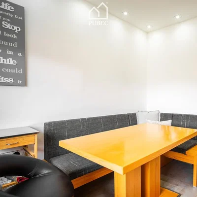 Keuken; keukenapparatuur, houten vloer, natuurlijk licht, moderne stijl