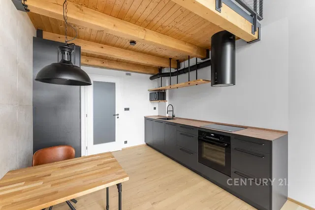 Кухня; кухненски уреди, дървен под, естествена светлина, модерен стил