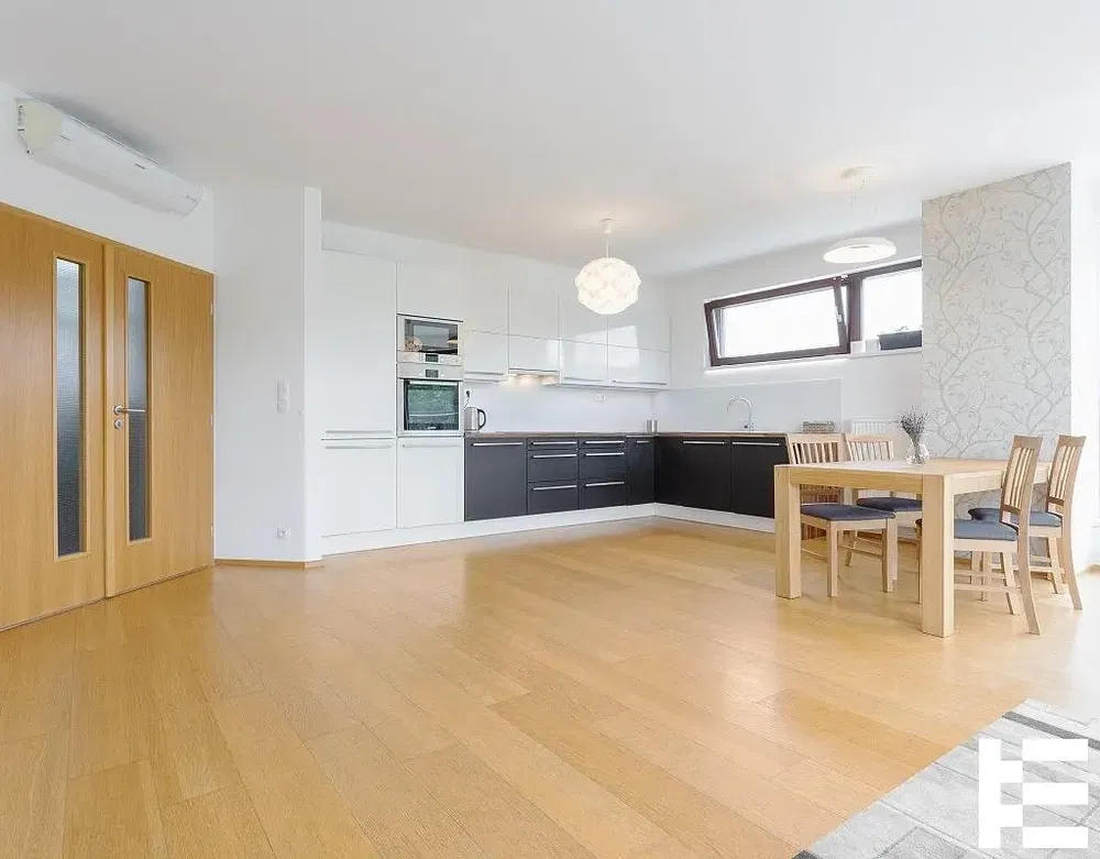 Cozinha; eletrodomésticos, chão de madeira, luz natural, estilo moderno