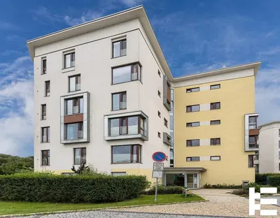 Cozinha; eletrodomésticos, chão de madeira, luz natural, estilo moderno