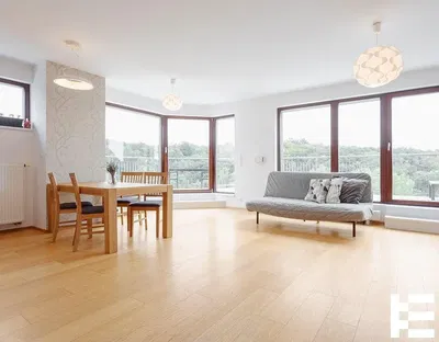 Cozinha; eletrodomésticos, chão de madeira, luz natural, estilo moderno