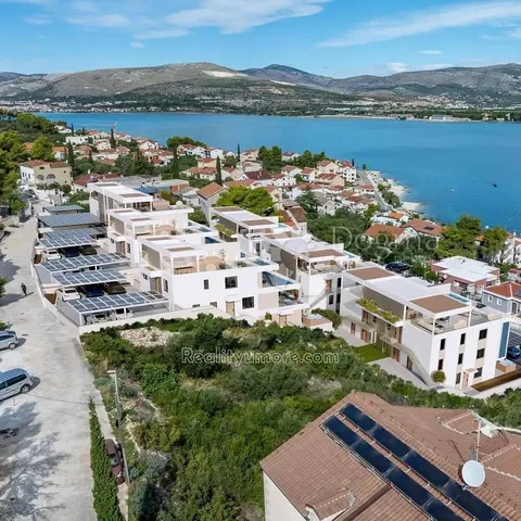 Cuisine; électroménager, parquet, lumière naturelle, style moderne