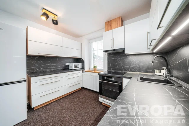 Cucina; elettrodomestici, pavimento in legno, luce naturale, stile moderno