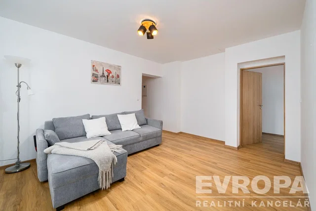 Cucina; elettrodomestici, pavimento in legno, luce naturale, stile moderno