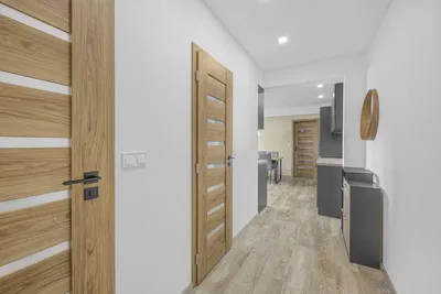 Хол; дървен под, естествена светлина, модерен стил