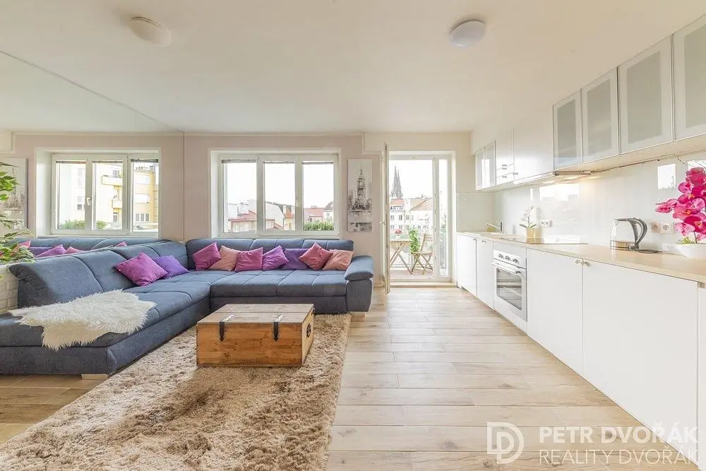 Küche; küchengeräte, holzboden, tageslicht, moderner stil