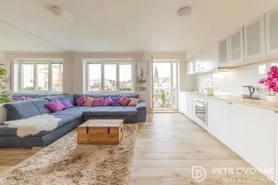 Küche; küchengeräte, holzboden, tageslicht, moderner stil