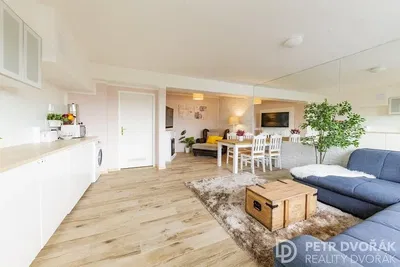 Küche; küchengeräte, holzboden, tageslicht, moderner stil