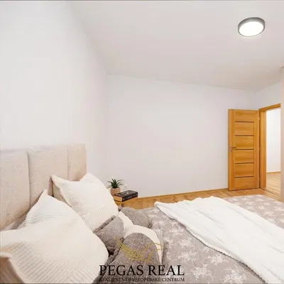 Mutfak; mutfak aletleri, ahşap zemin, doğal ışık, modern stil