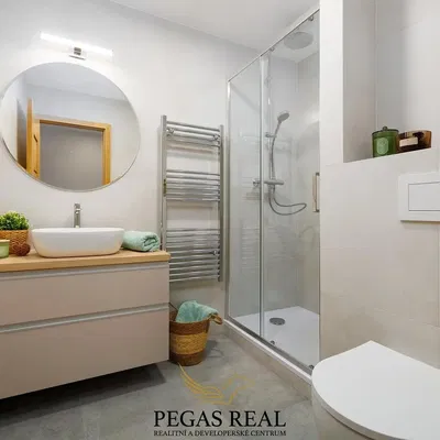 Mutfak; mutfak aletleri, fayans zemin, doğal ışık, modern stil