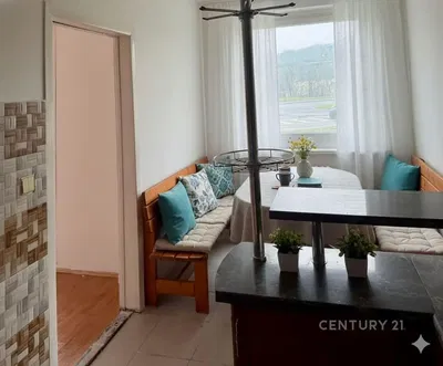 Küche; küchengeräte, holzboden, tageslicht, moderner stil