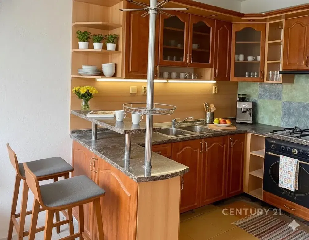 Keuken; keukenapparatuur, houten vloer, natuurlijk licht, moderne stijl