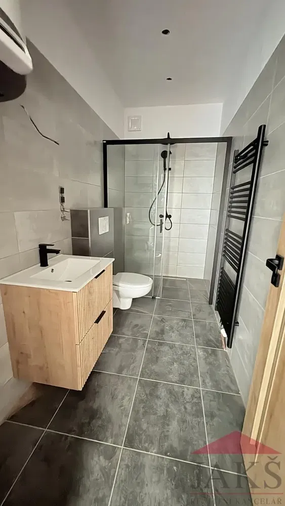 Küche; küchengeräte, holzboden, tageslicht, moderner stil