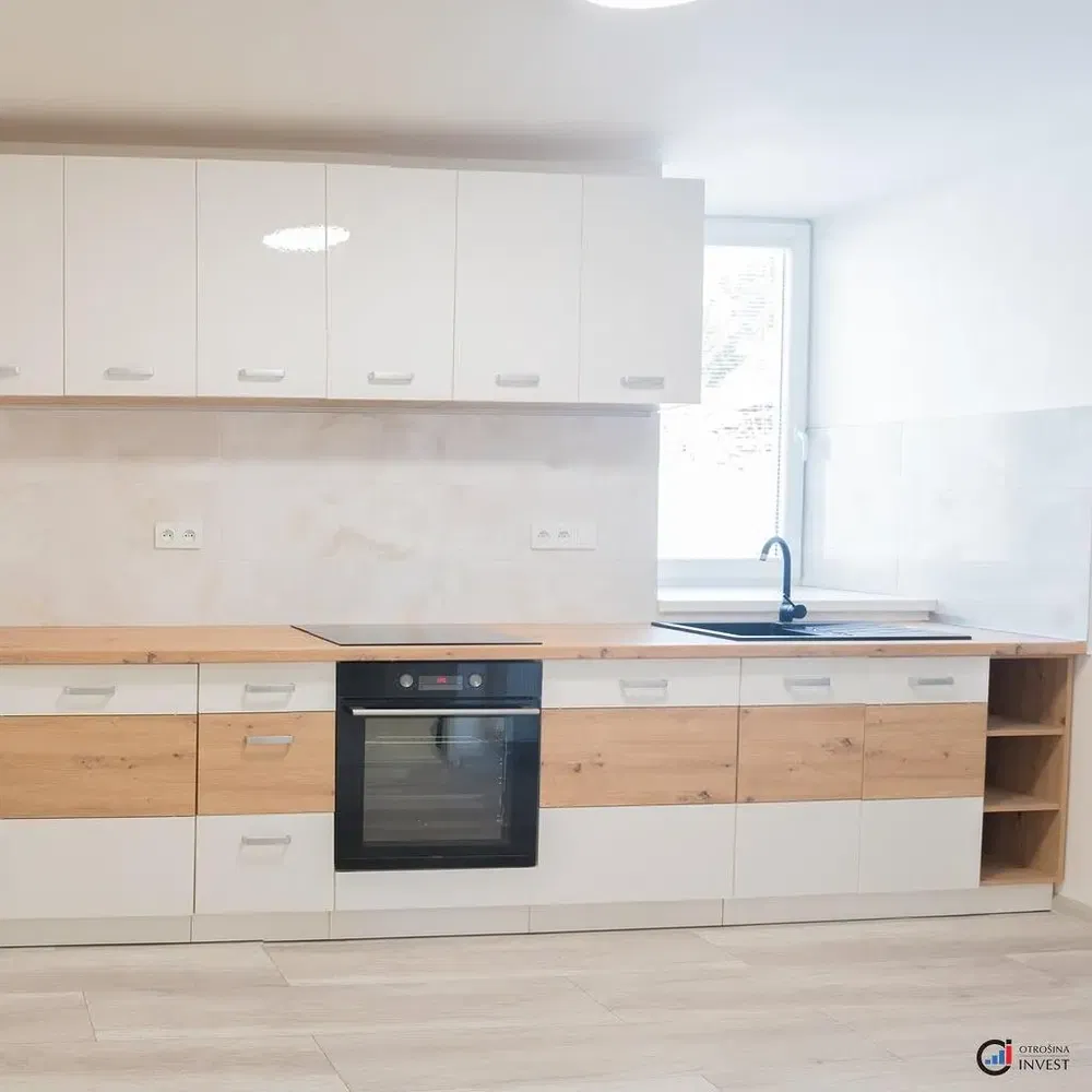 Cucina; elettrodomestici, pavimento in legno, luce naturale, stile moderno