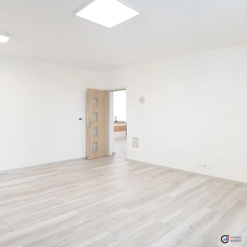 Cucina; elettrodomestici, pavimento in legno, luce naturale, stile moderno