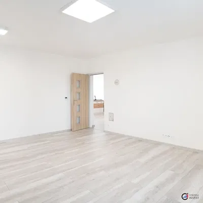 Cucina; elettrodomestici, pavimento in legno, luce naturale, stile moderno