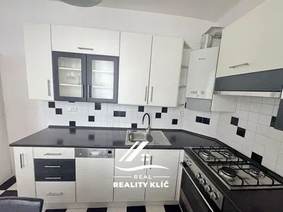 Cuisine; électroménager, parquet, lumière naturelle, style moderne