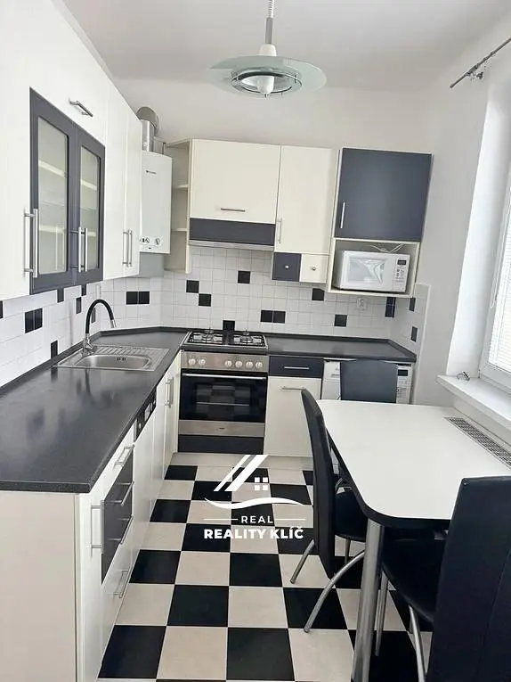 Cuisine; électroménager, parquet, lumière naturelle, style moderne