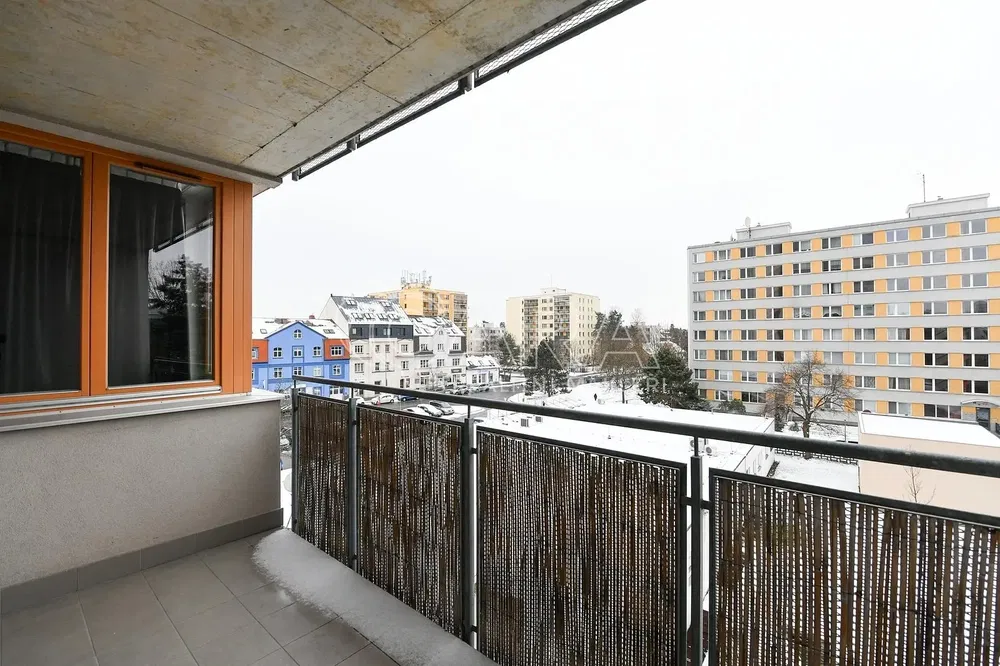 Кухня; кухненски уреди, дървен под, естествена светлина, модерен стил