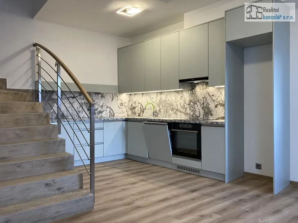 Living room; wood floor, natural light, modern style