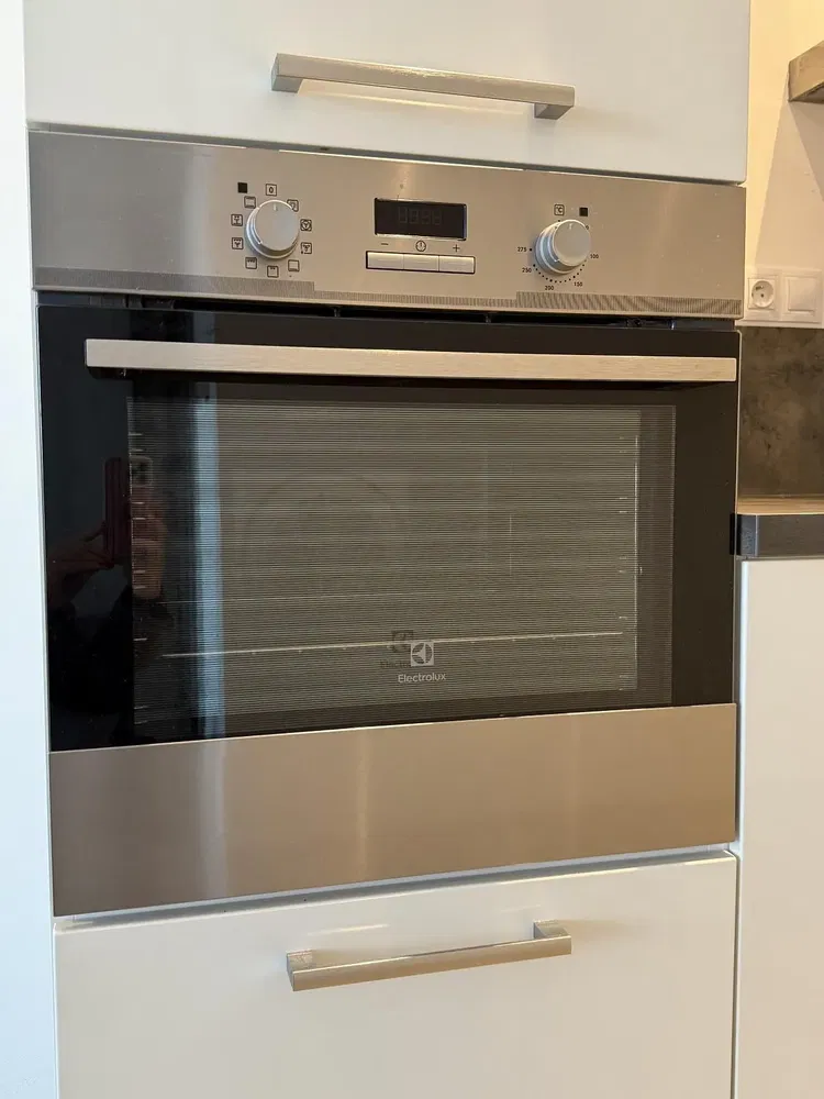 Living room; wood floor, natural light, modern style