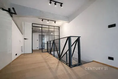 Кухня; кухненски уреди, дървен под, естествена светлина, модерен стил