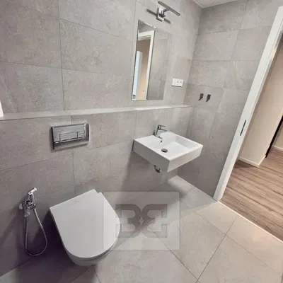 Cozinha; eletrodomésticos, chão de madeira, luz natural, estilo moderno