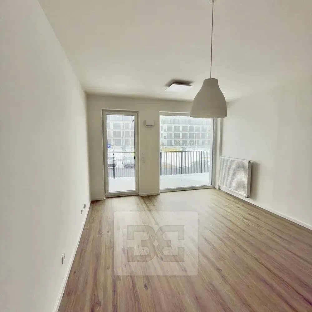 Cozinha; eletrodomésticos, chão de madeira, luz natural, estilo moderno