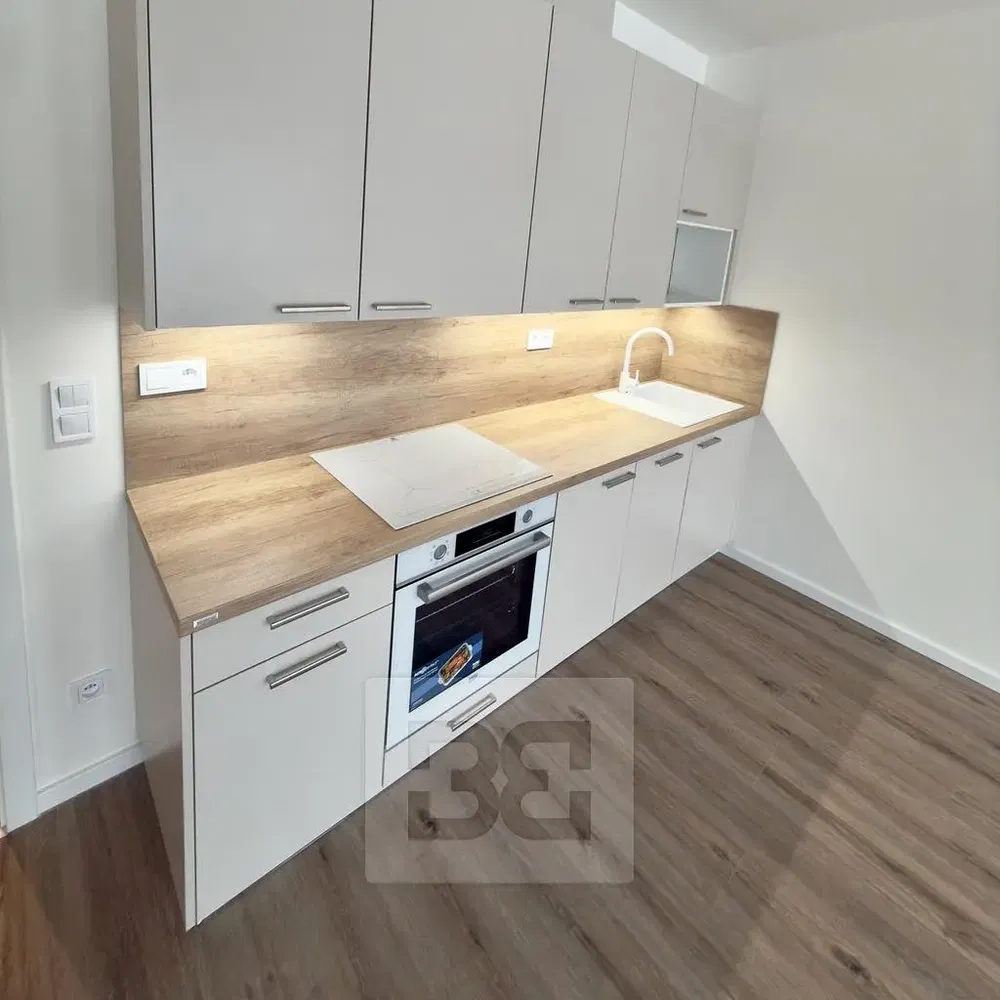 Cozinha; eletrodomésticos, chão de madeira, luz natural, estilo moderno