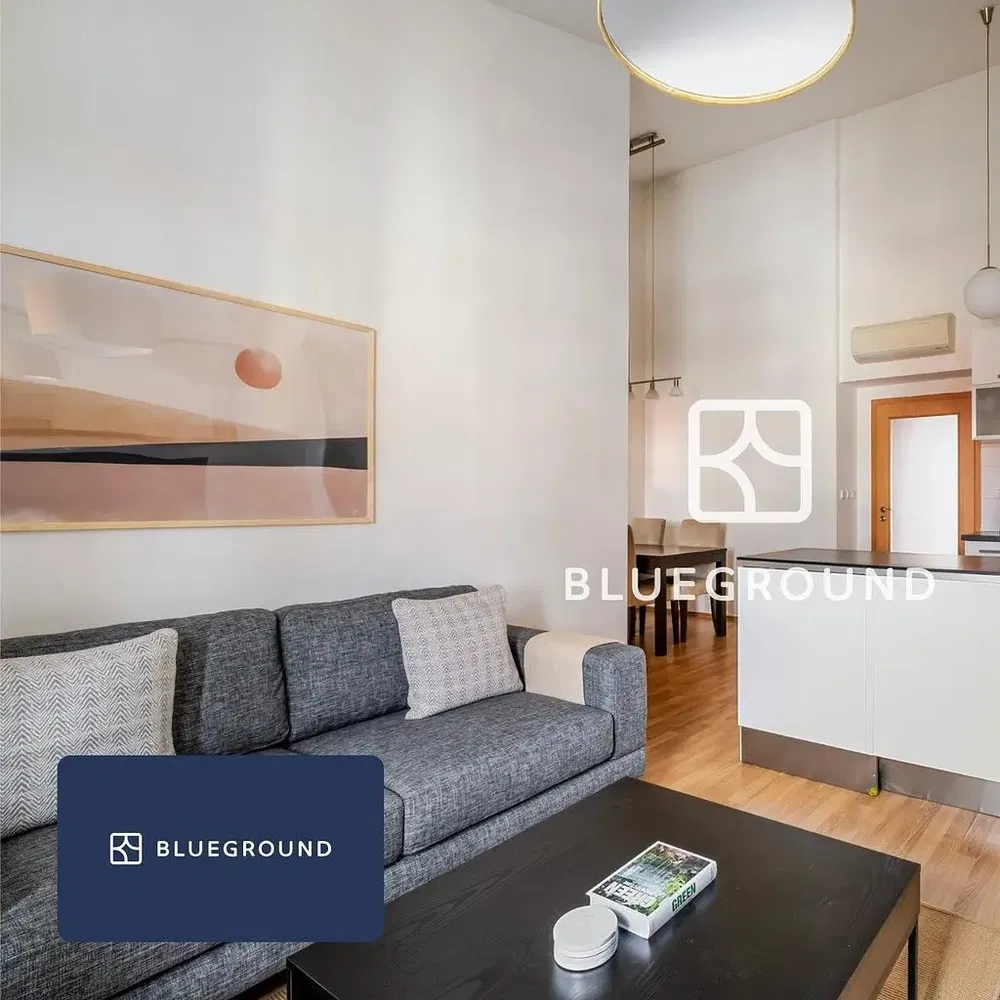 Кухня; кухненски уреди, дървен под, естествена светлина, модерен стил