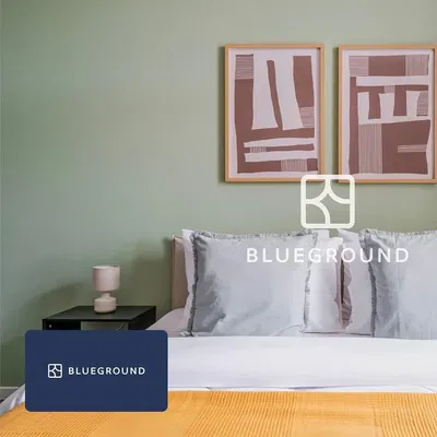 Кухня; кухненски уреди, дървен под, естествена светлина, модерен стил