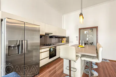 Кухня; кухненски уреди, дървен под, естествена светлина, модерен стил