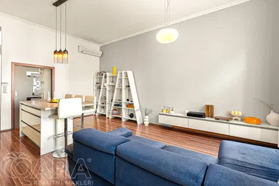 Кухня; кухненски уреди, дървен под, естествена светлина, модерен стил