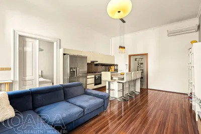 Хол; дървен под, естествена светлина, модерен стил, високи тавани