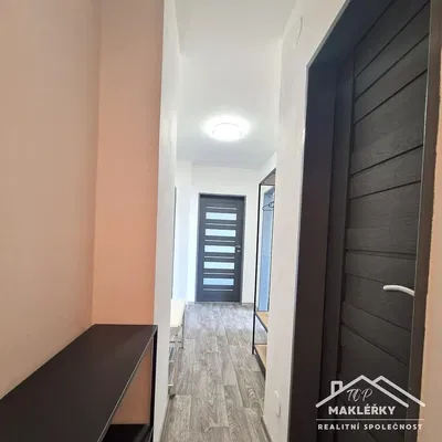 Kuchyňa; kuchynské spotrebiče, drevená podlaha, prirodzené svetlo, moderný štýl