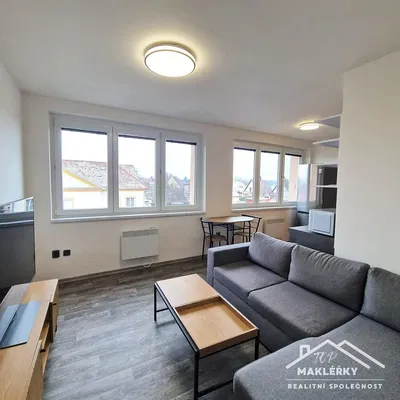 Kuchyňa; kuchynské spotrebiče, drevená podlaha, prirodzené svetlo, moderný štýl