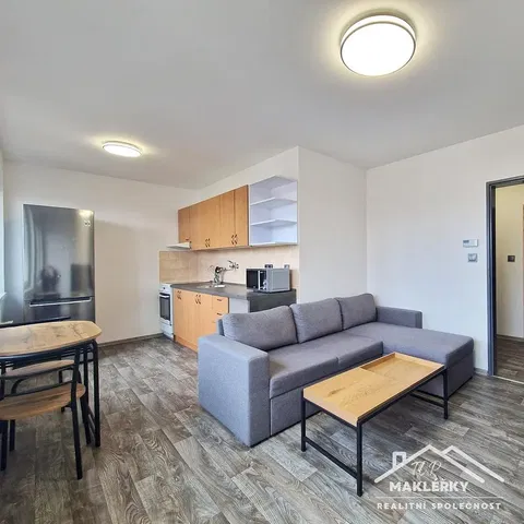 Kuchyňa; kuchynské spotrebiče, drevená podlaha, prirodzené svetlo, moderný štýl