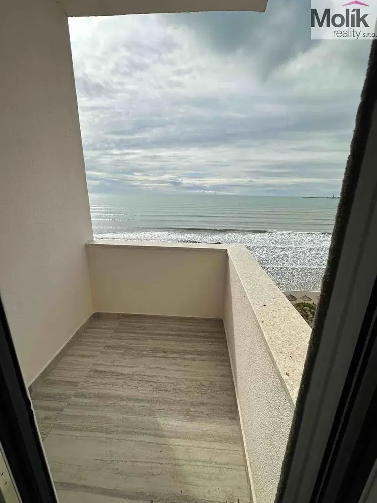 Obývačka; drevená podlaha, prirodzené svetlo, moderný štýl