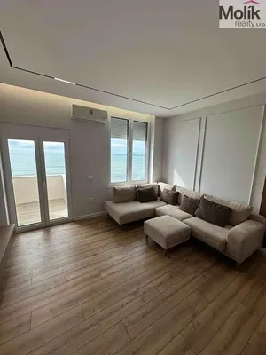 Kuchyňa; kuchynské spotrebiče, dlažba, prirodzené svetlo, moderný štýl